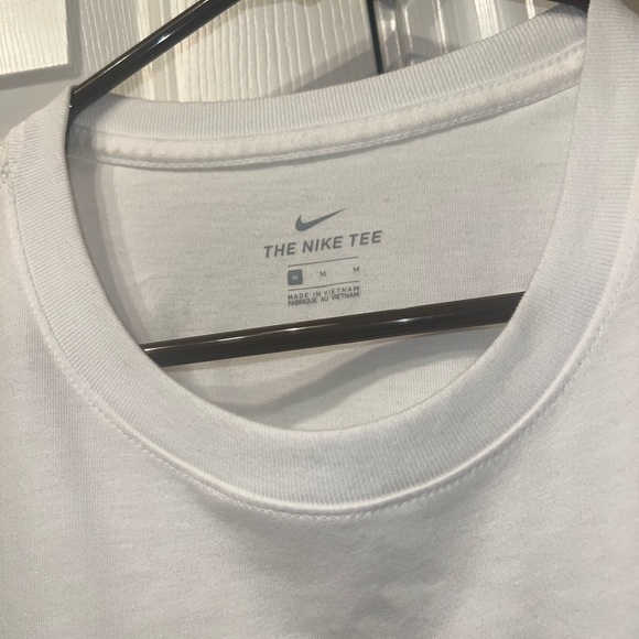 Women’s Nike t-shirt size medium - Picture 4 of 4